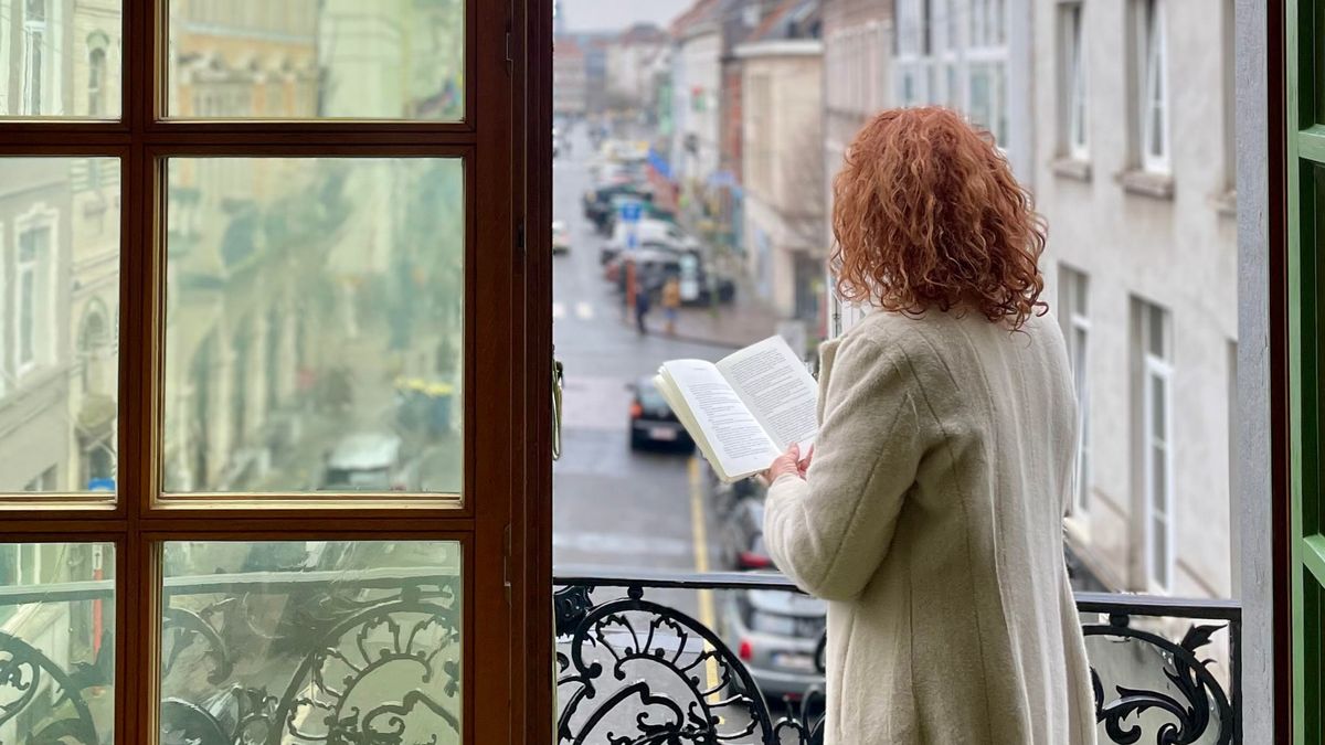 Vrijdag Voorleesdag: Els Beerten leest voor op het balkon van de KANTL