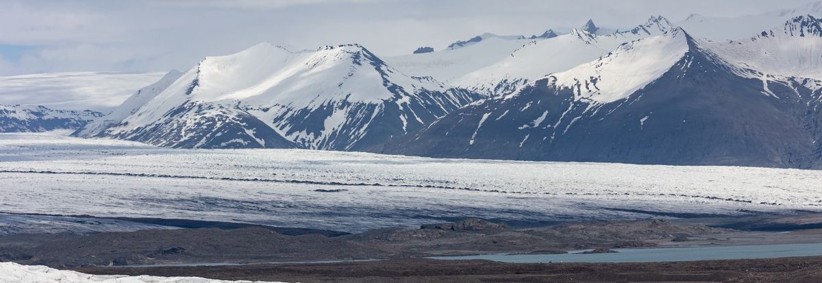 KLUB PODR\u00d3\u017bNIKA ISLANDIA. NA STYKU OGNIA I LODU