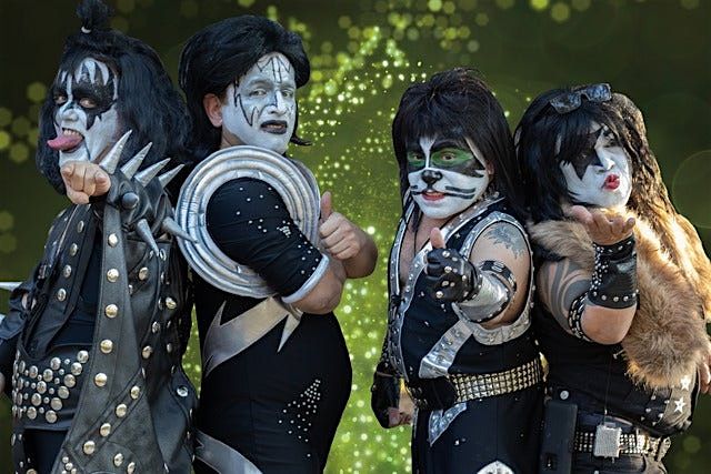 Mini Kiss at Trees