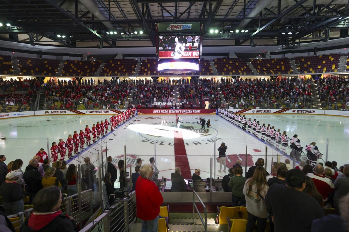 Parking Minnesota Duluth Bulldogs at Minnesota Golden Gophers Womens Hockey