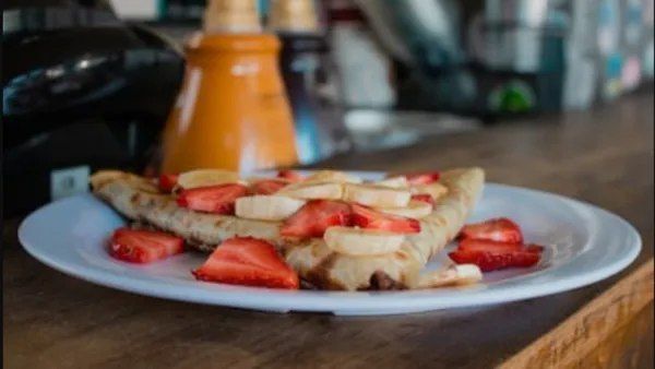 Fiesta de crepes con latinos y locales en Montmartre - Direcci\u00f3n solo en SOCIALIZUS