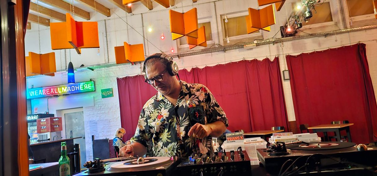 Aufstand ! Die Vinylparty mit Reverend Thorsten Schledorn.