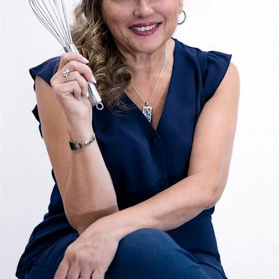 Naomi Wipert, Certified Cake Decorator