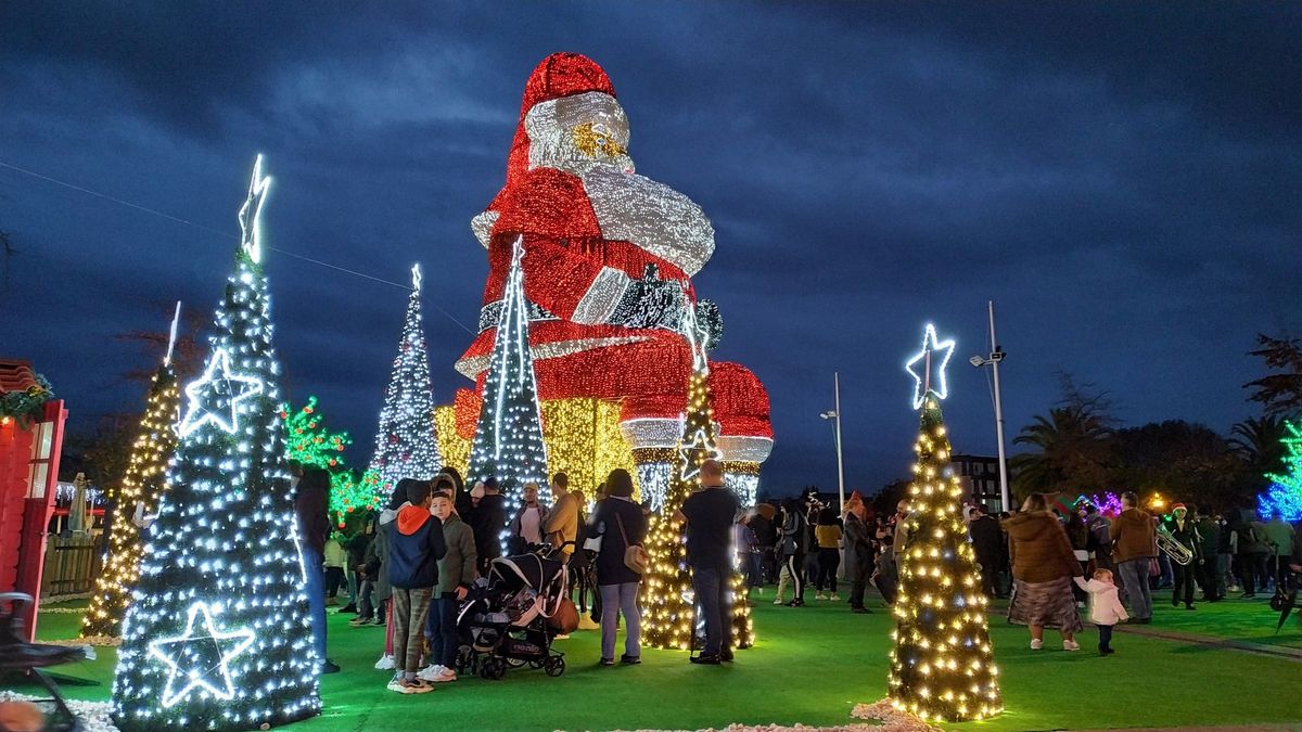 \u00c1gueda \u00e9 Natal (Onde vive o Maior e o Menor Pai Natal do Mundo)