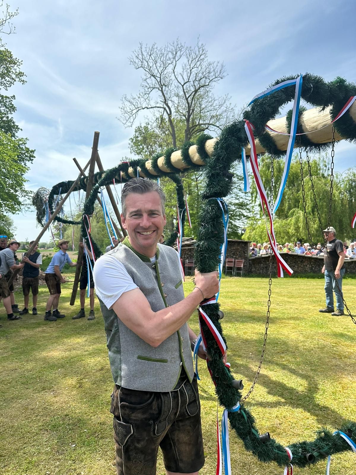 Traditionelle Biergartener\u00f6ffnung mit Maibaum-Aufstellen