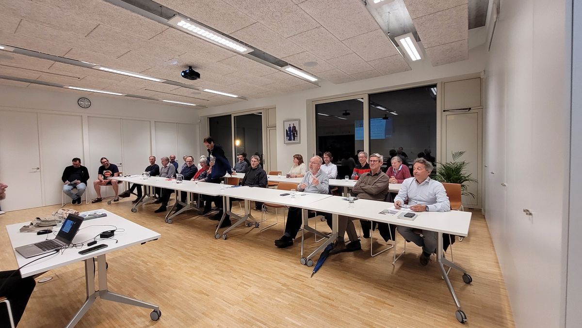 Bierbekenaren oogsten zonnewinsten lokaal