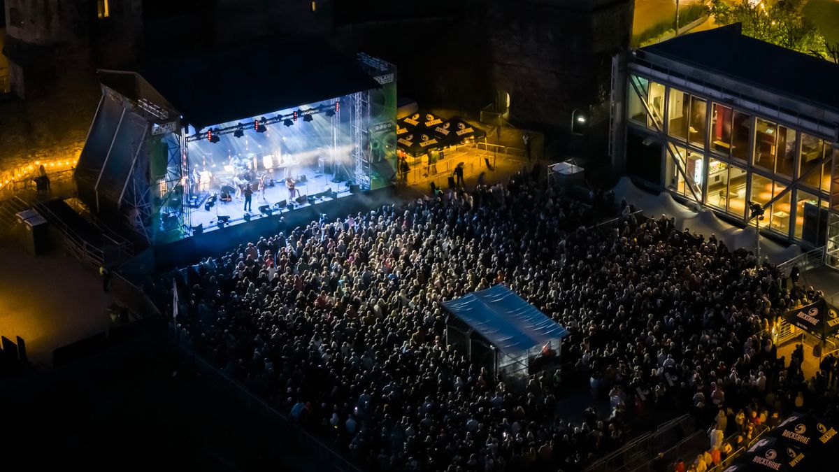 Qween & The Dublin Gospel Choir