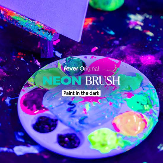 Neon Brush: Malerlebnis im Dunkeln mit Drinks