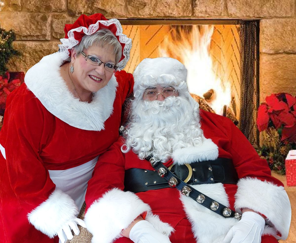 Santa and Mrs. Claus at Kwik Stop \/ Dairy Queen on Penn Ave.