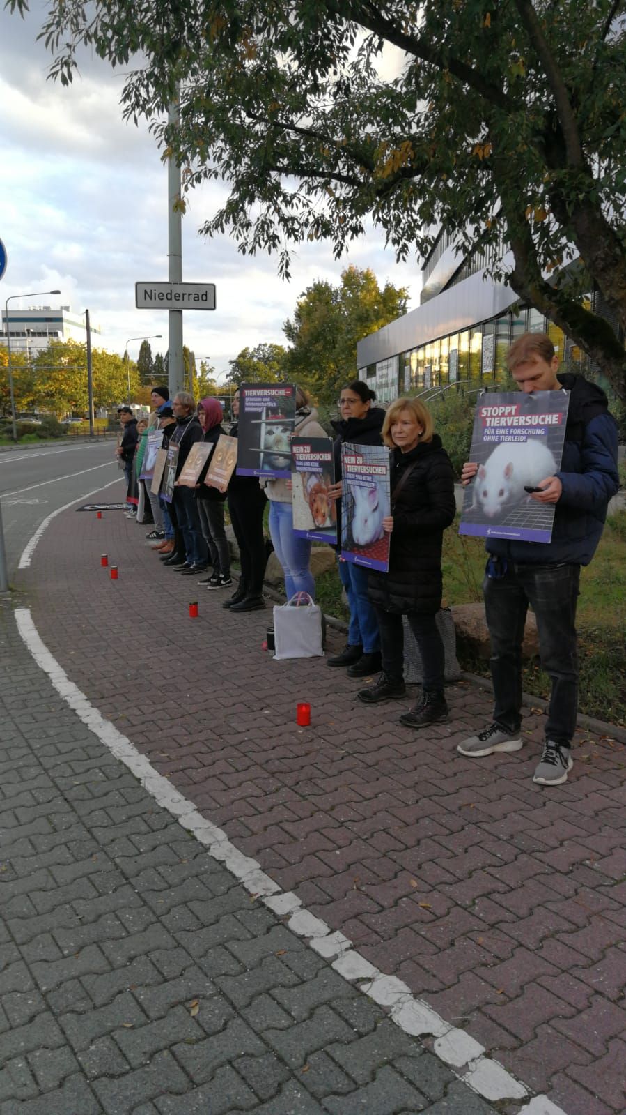 Mahnwache vor dem ESI - Respekt f\u00fcr Mensch und Tier!