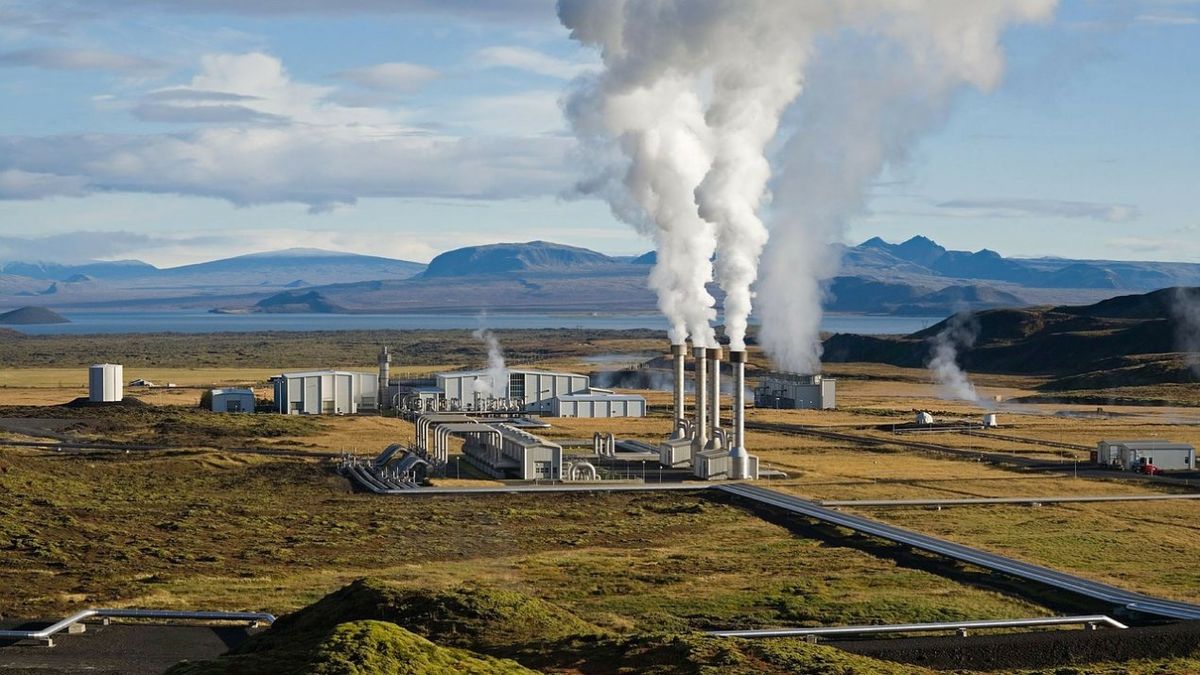 Integral hydrogeochemical study of the Arar\u00f3-Simirao geothermal system, Michoac\u00e1n, Central Mexico