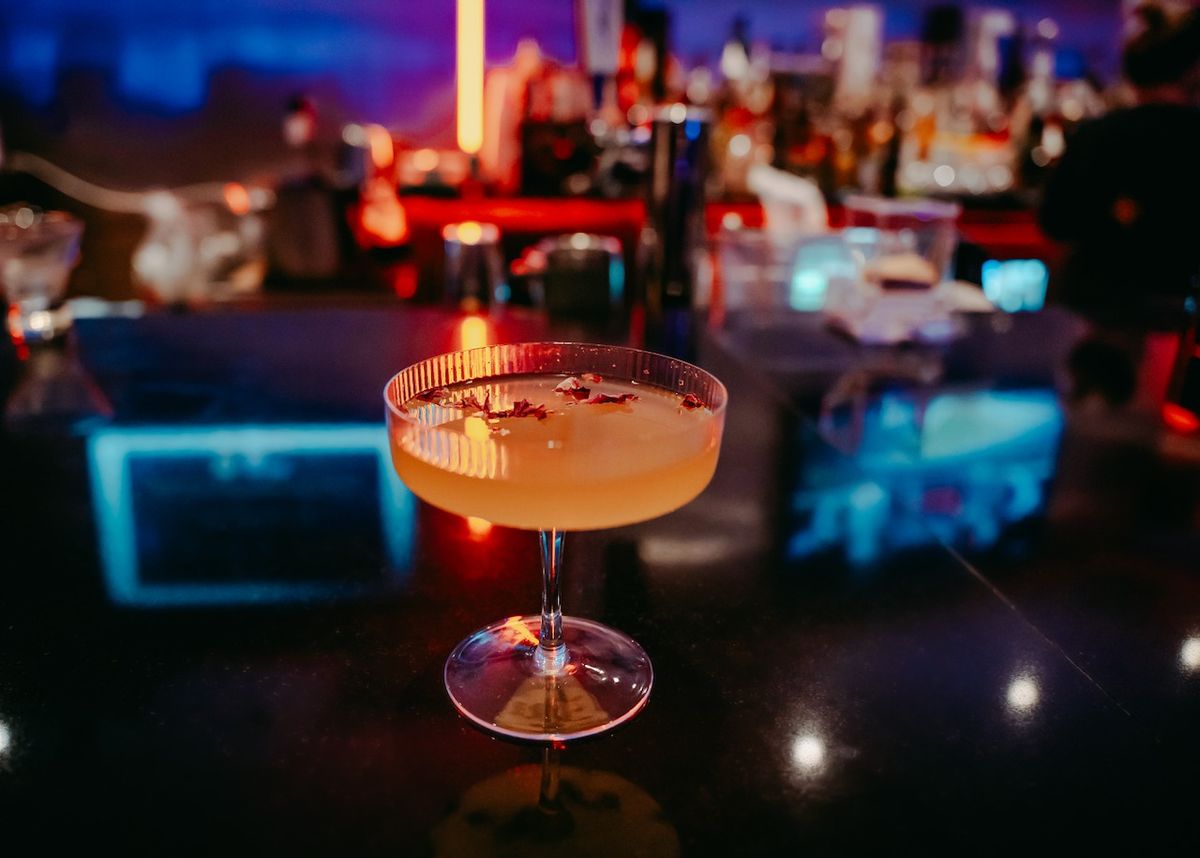 Sip, Savor, and Soar: Weekly Happy Hour at Scarlett Lounge \ud83c\udf78\u2728