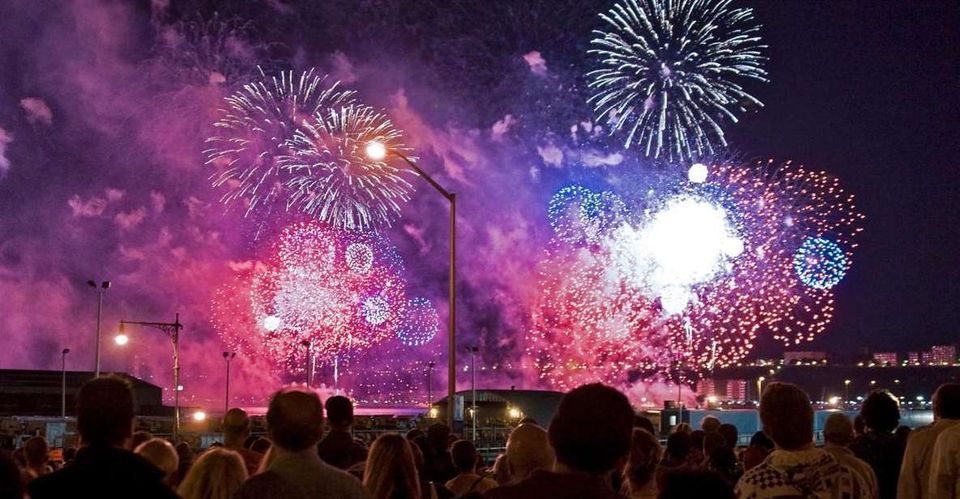 honolulu-new-year-s-eve-fireworks-cruise-with-drinks-getyourguide