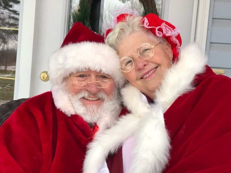 Photos with Santa and Mrs Claus!