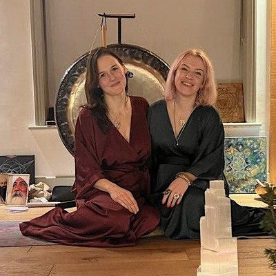 Anna Currey and Polina Davi