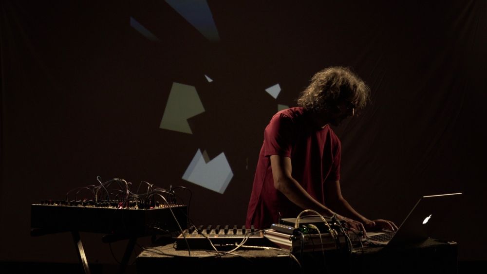 Vid\u011bt hutnou hudbu & Mica Trombini + \\unexCoder