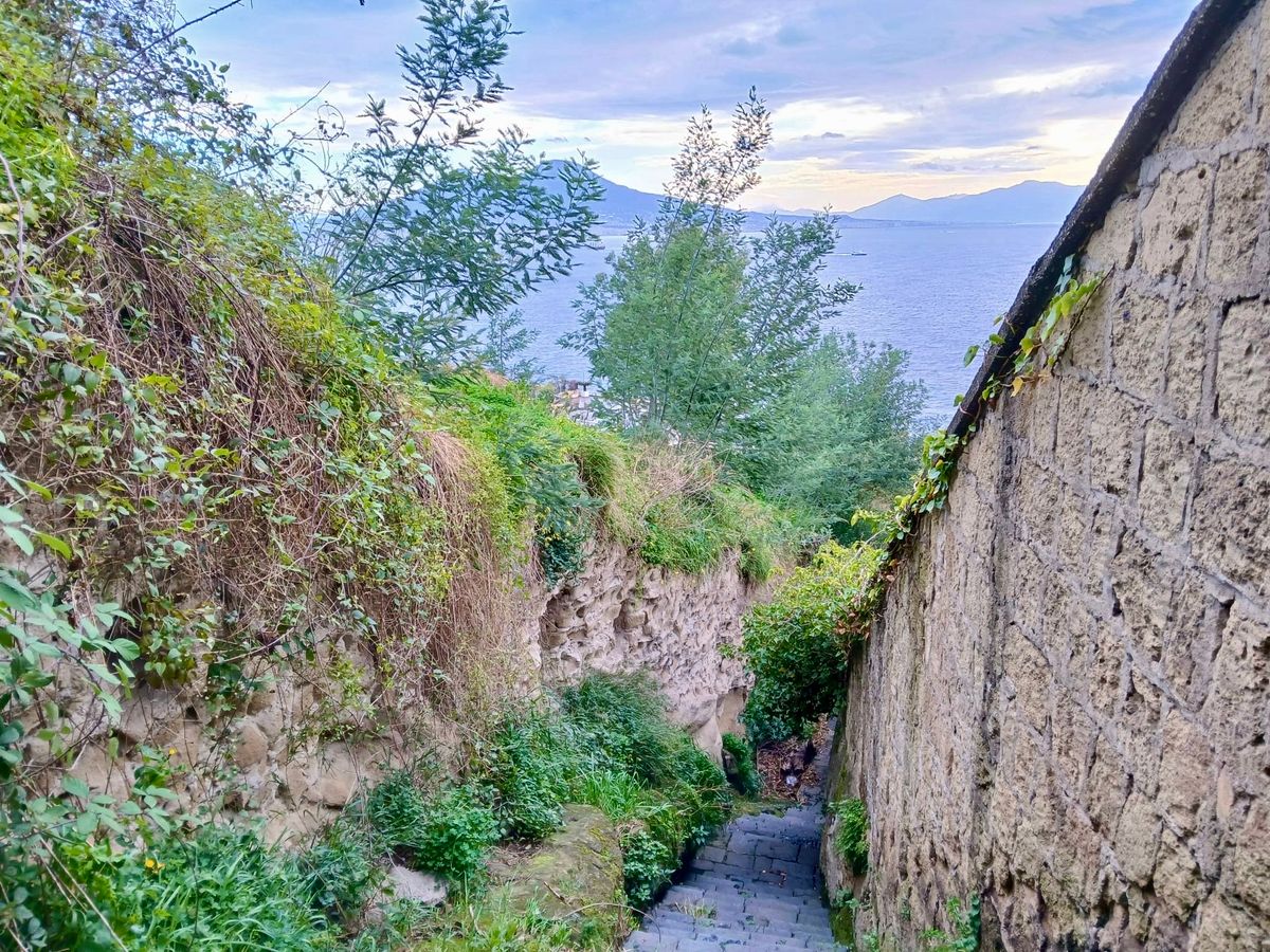 Su e gi\u00f9 per le pedamentine di Posillipo