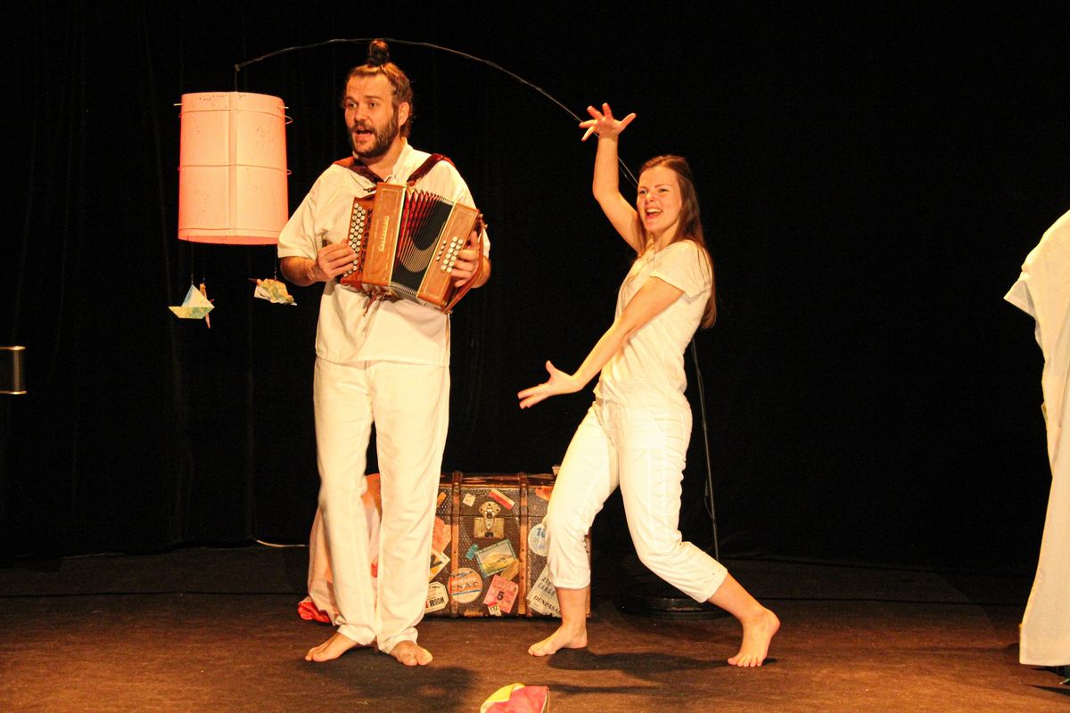 Spectacle "Tourne le monde" par la Cie du Bazar au Terminus dans le cadre du Festival ARTA SACRA