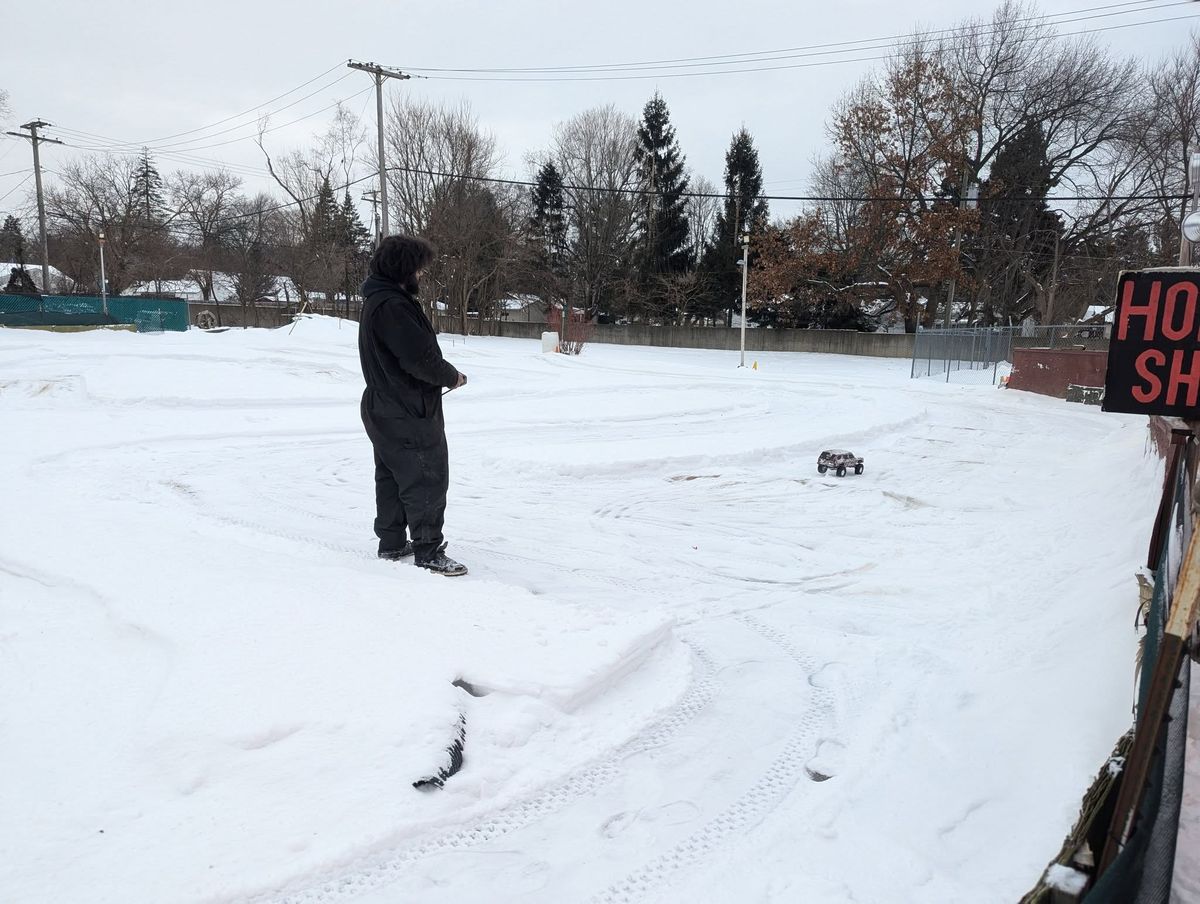 1\/10 scale Crawler snow race on the track 