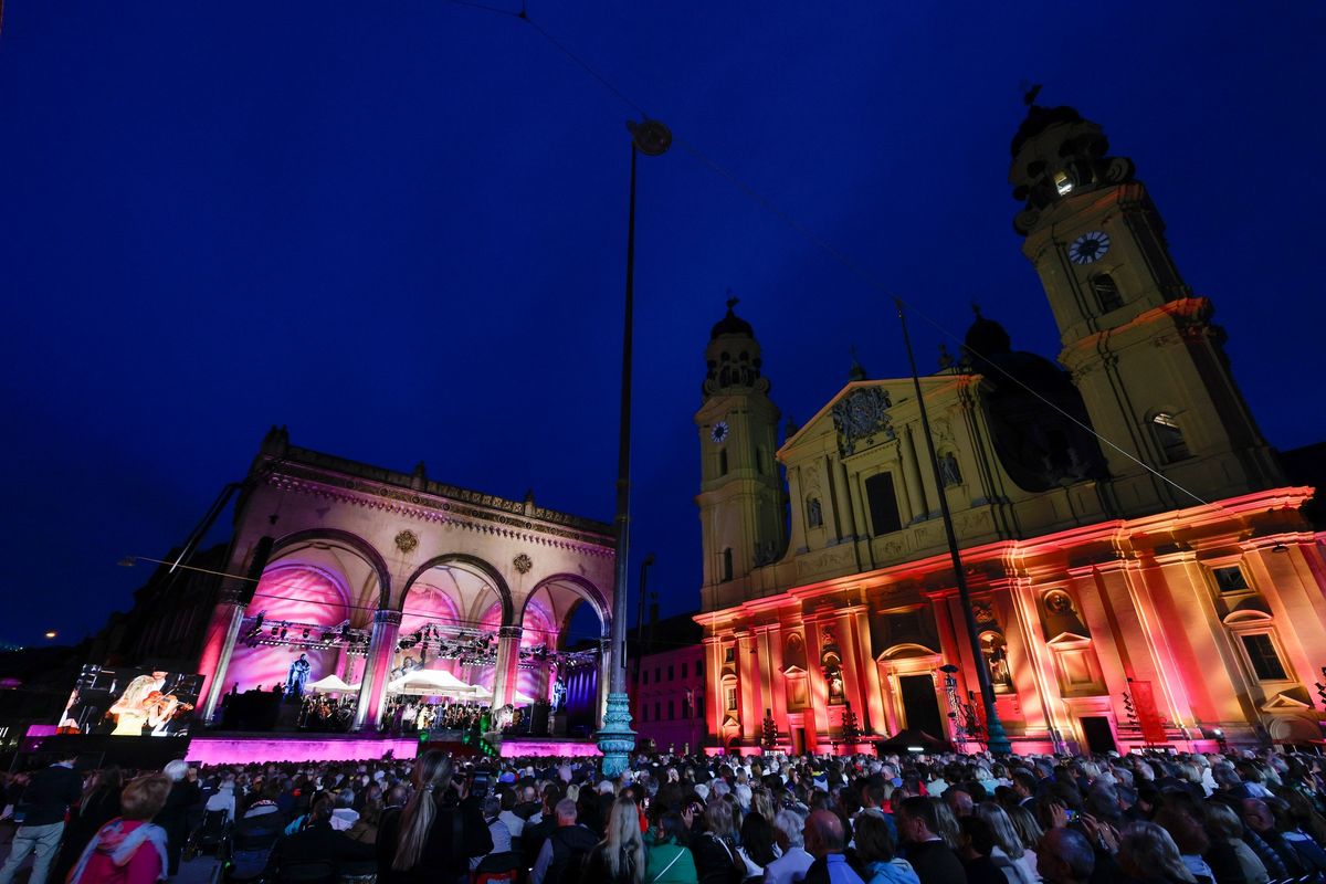 Klassik am Odeonsplatz mit den M\u00fcnchner Philharmoniker \/ Lahav Shani \/ Lisa Batiashvili