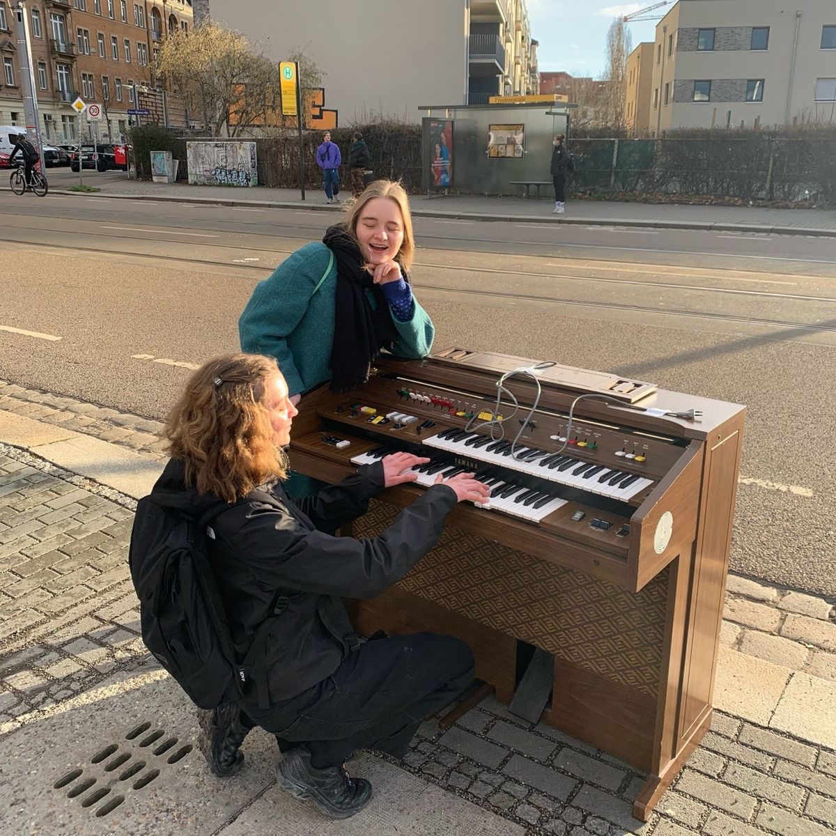 Clara Stoll (Gitarre) und Marie Hofmann (Gesang) 