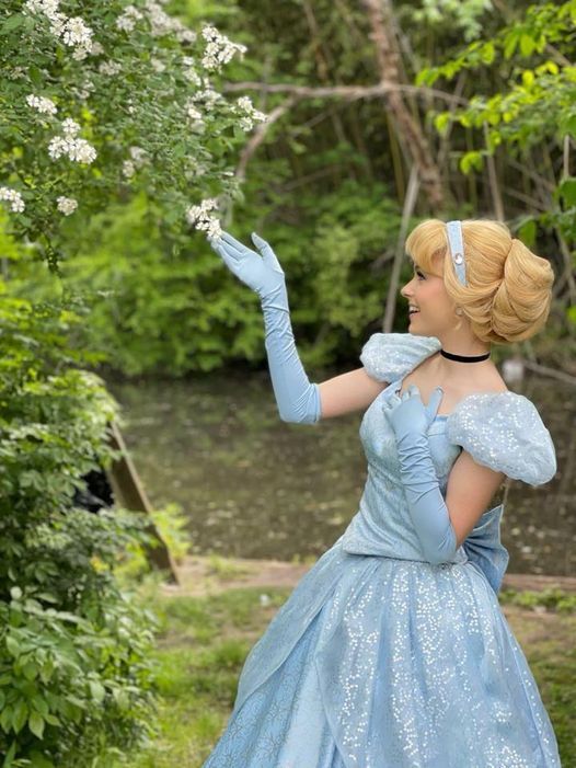 Meet Cinderella at "Shopping Under the Stars!"