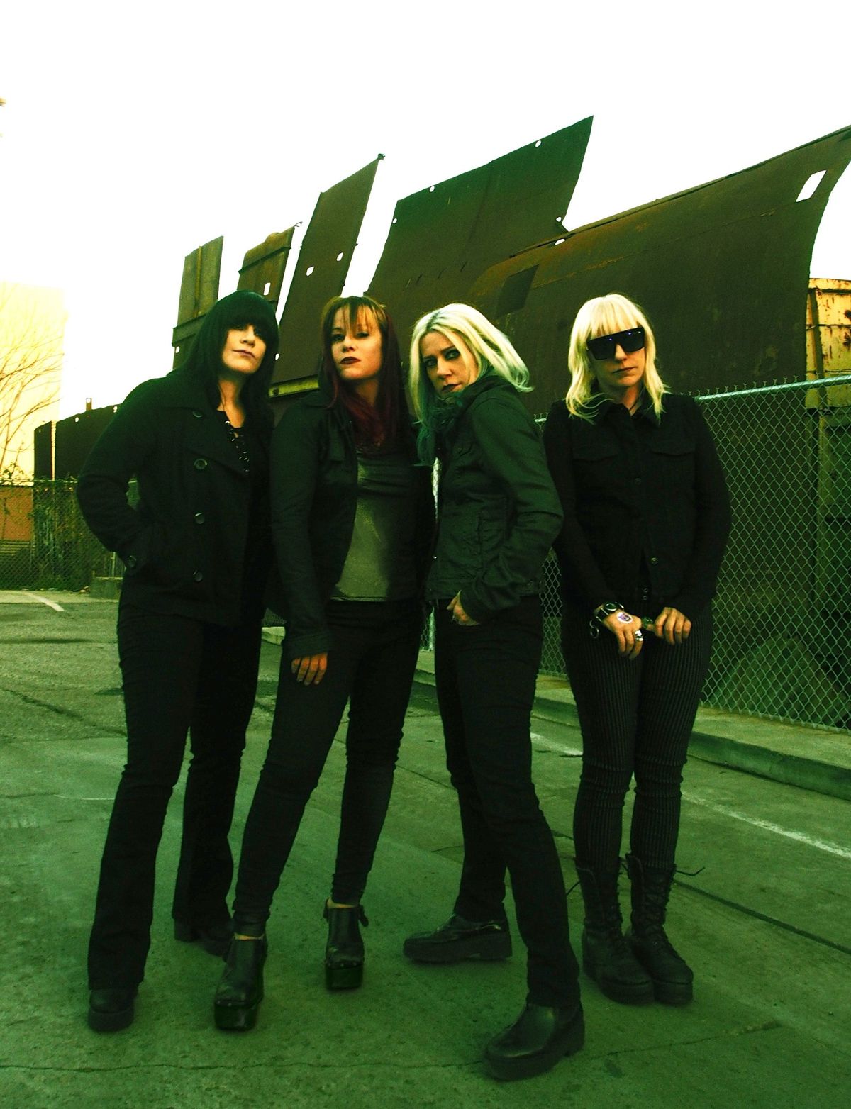 L7 Performing 'bricks Are Heavy' & More