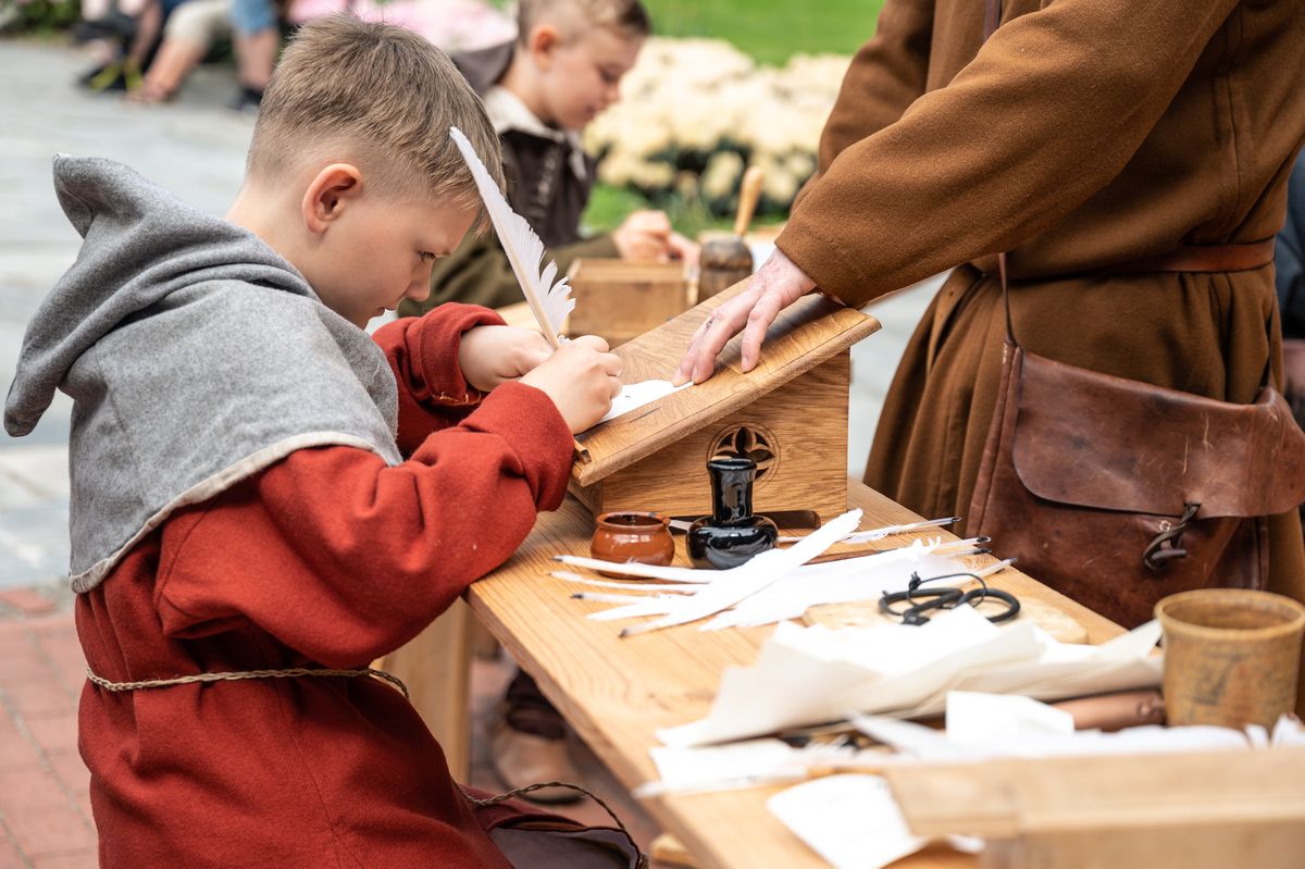 Bryggens Museum: Scriptorium - skriveverksted med ekte fj\u00e6rpenn og blekk