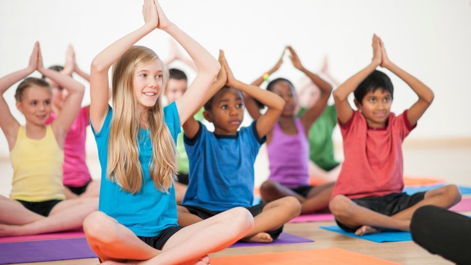 Childplay Yoga \/ Formaci\u00f3n de Yoga para ni\u00f1os \/ 14 por la tarde, 15 y 16 de abril 2023  con Gurudass