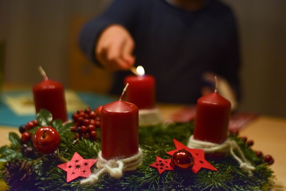 gemeinsam Adventkr\u00e4nze binden 