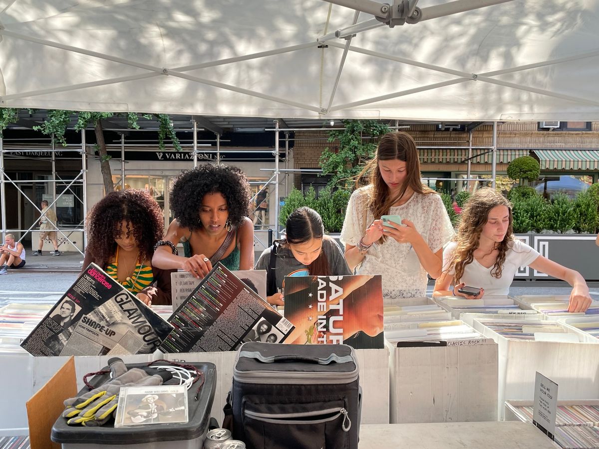 The Jersey City Record Riot! Digging for vinyl OUTDOORS in JC!