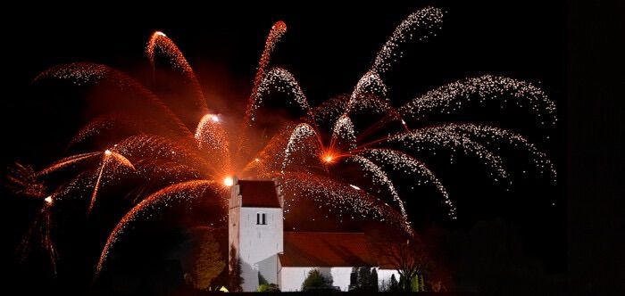 Fyraftensgudstjeneste i Davinde Kirke med nyt\u00e5rsfejring og bobler