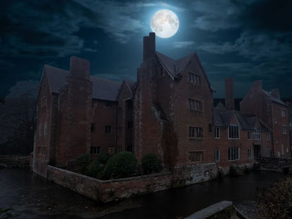 Manor by Moonlight 