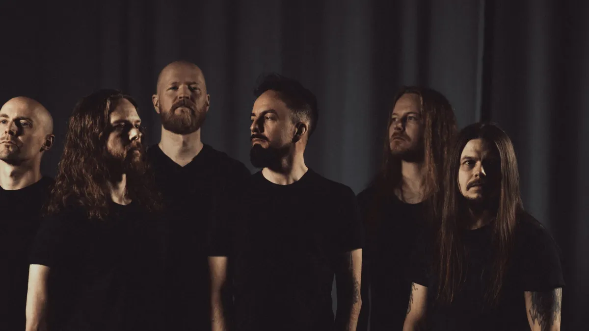 Bloodred Hourglass in Oulu