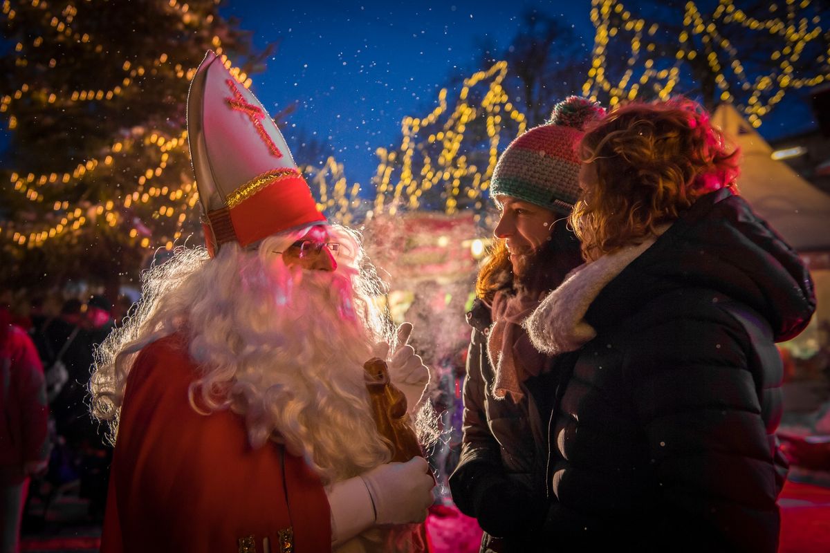 Weihnachtsmarkt an der Alexanderkirche im Rahmen der "Weihnachtsstadt Schmallenberg"