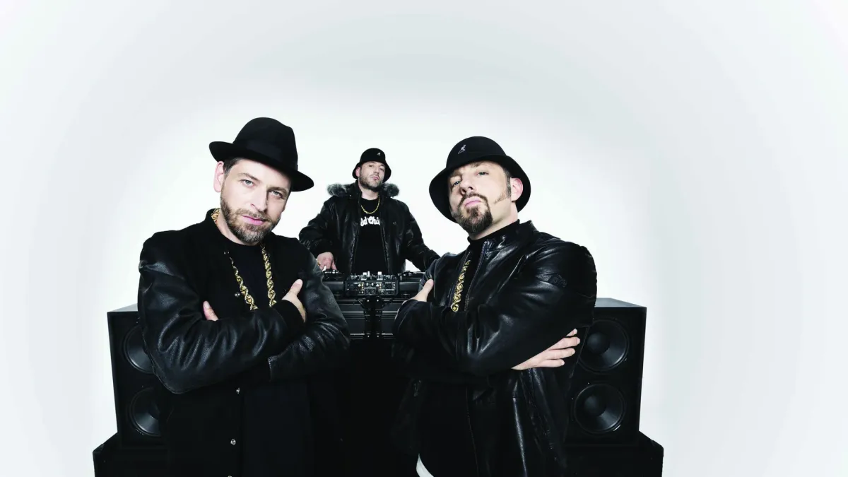 F\u00fcnf Sterne deluxe, Kool Savas, Massive T\u00f6ne, Curse, Ferris MC, Eko Fresh, Sido, Selam Araya, Olli Banjo, Torch, Stieber Twins, Cora E. in Berlin