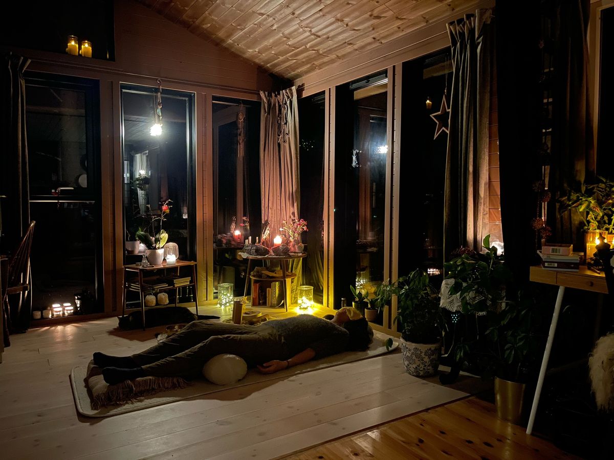 Hvilekveld med restorativ yoga og yoga nidra