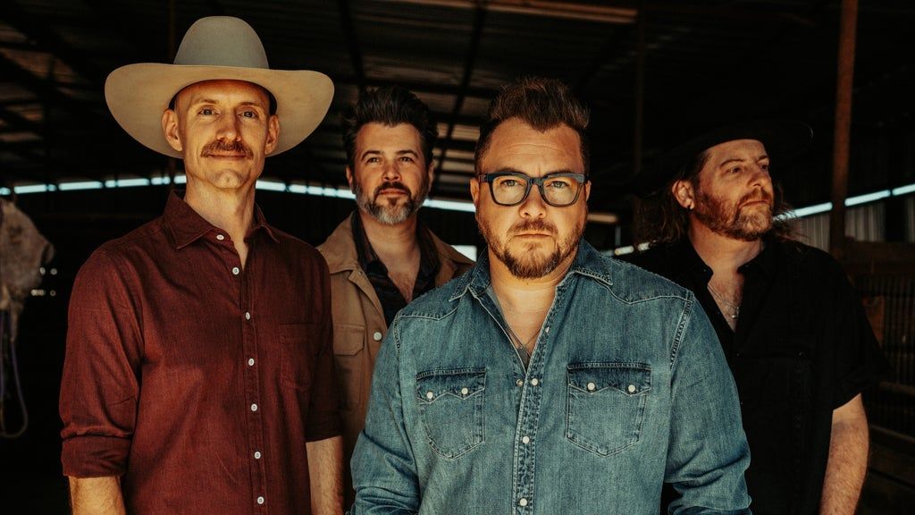 Eli Young Band w\/ Laredo