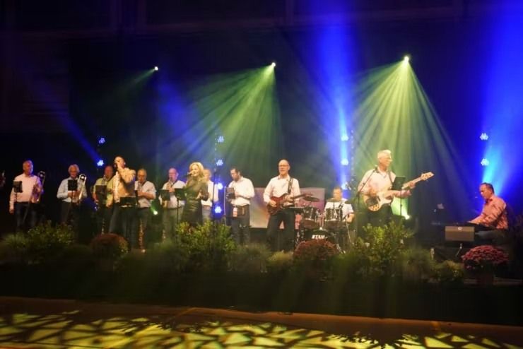 Meezingen met de Timeless partyband - Geldrop Anders