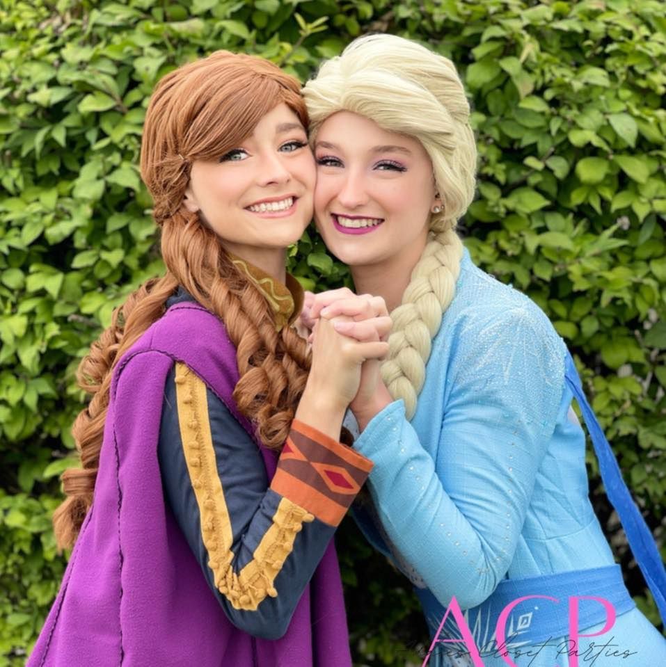 Enchanted Christmas Mini Photo Sessions with Elsa and Anna