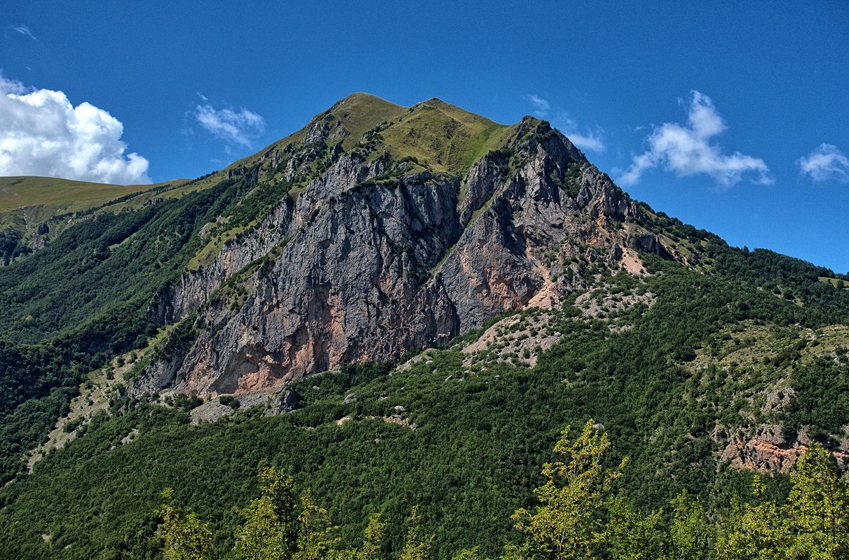 Santo Stefano a spasso: i borghi di Amandola e la grande rupe con PRANZO IN RIFUGIO (E) 