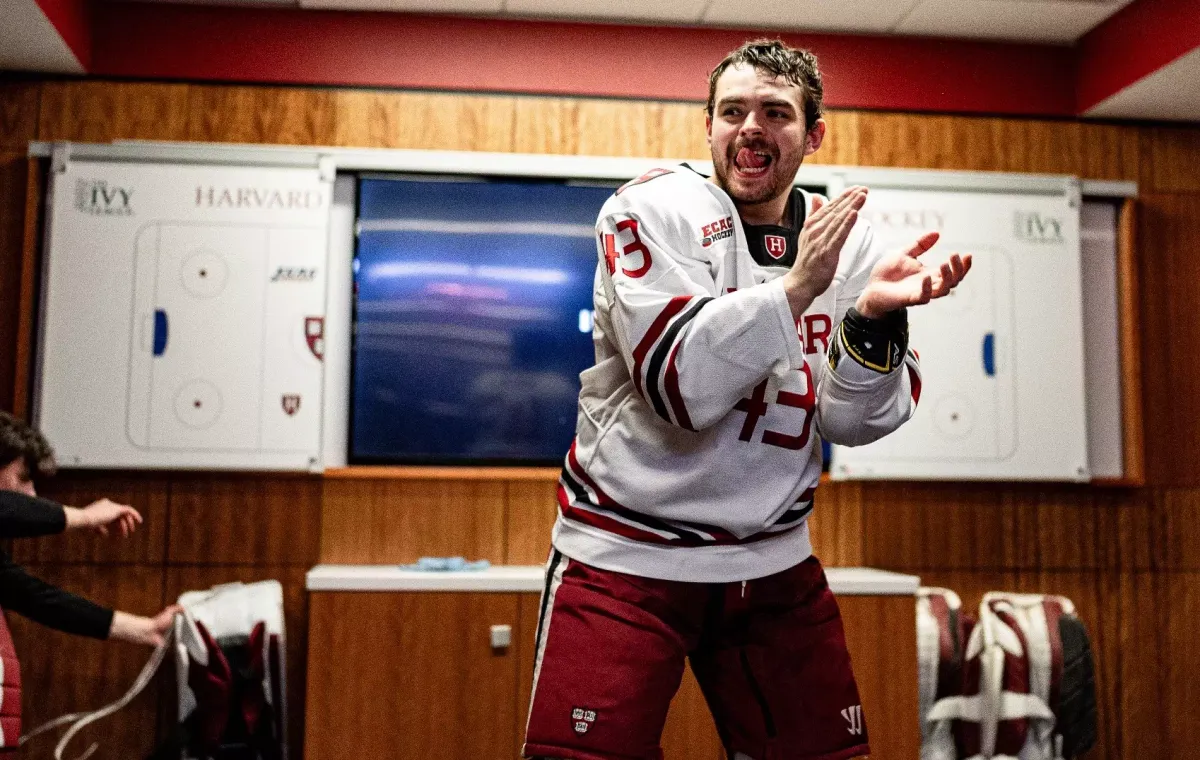 Parking Stonehill Skyhawks at Harvard Crimson Mens Hockey