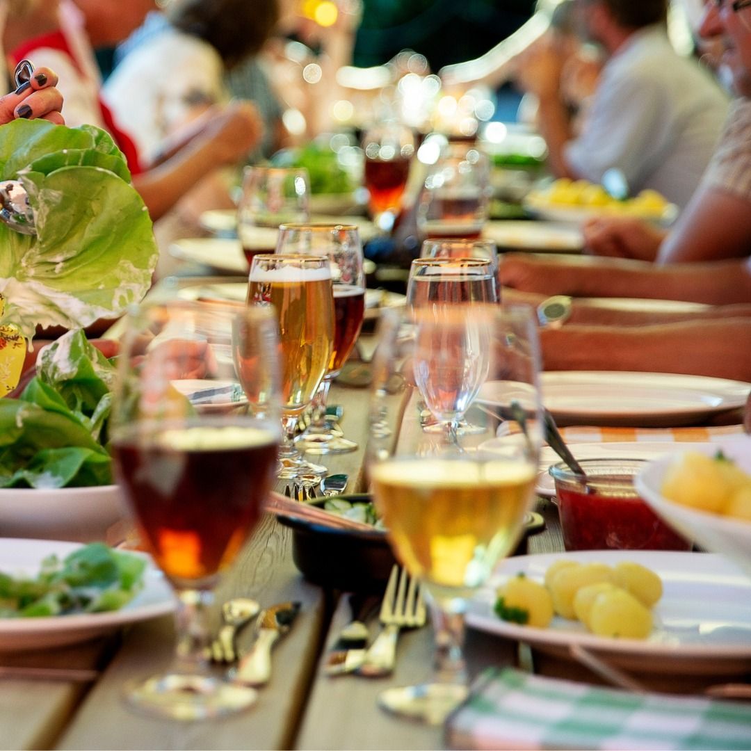 Langbordsmiddag p\u00e5 Krenkerup Trakt\u00f8rsted