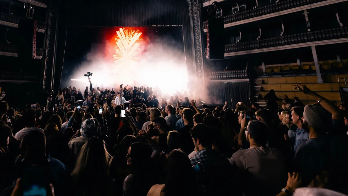 Marten Lou in Bucure\u0219ti