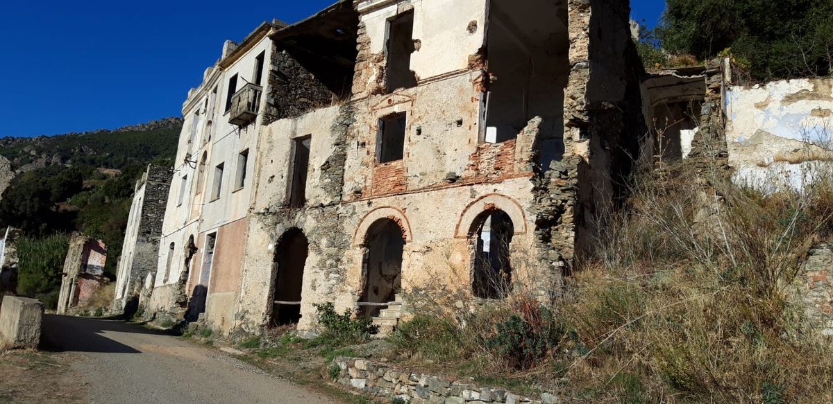 Ombre fra i tacchi: tour con agripranzo e spritz al cannonau fra le storie cupe d'Ogliastra