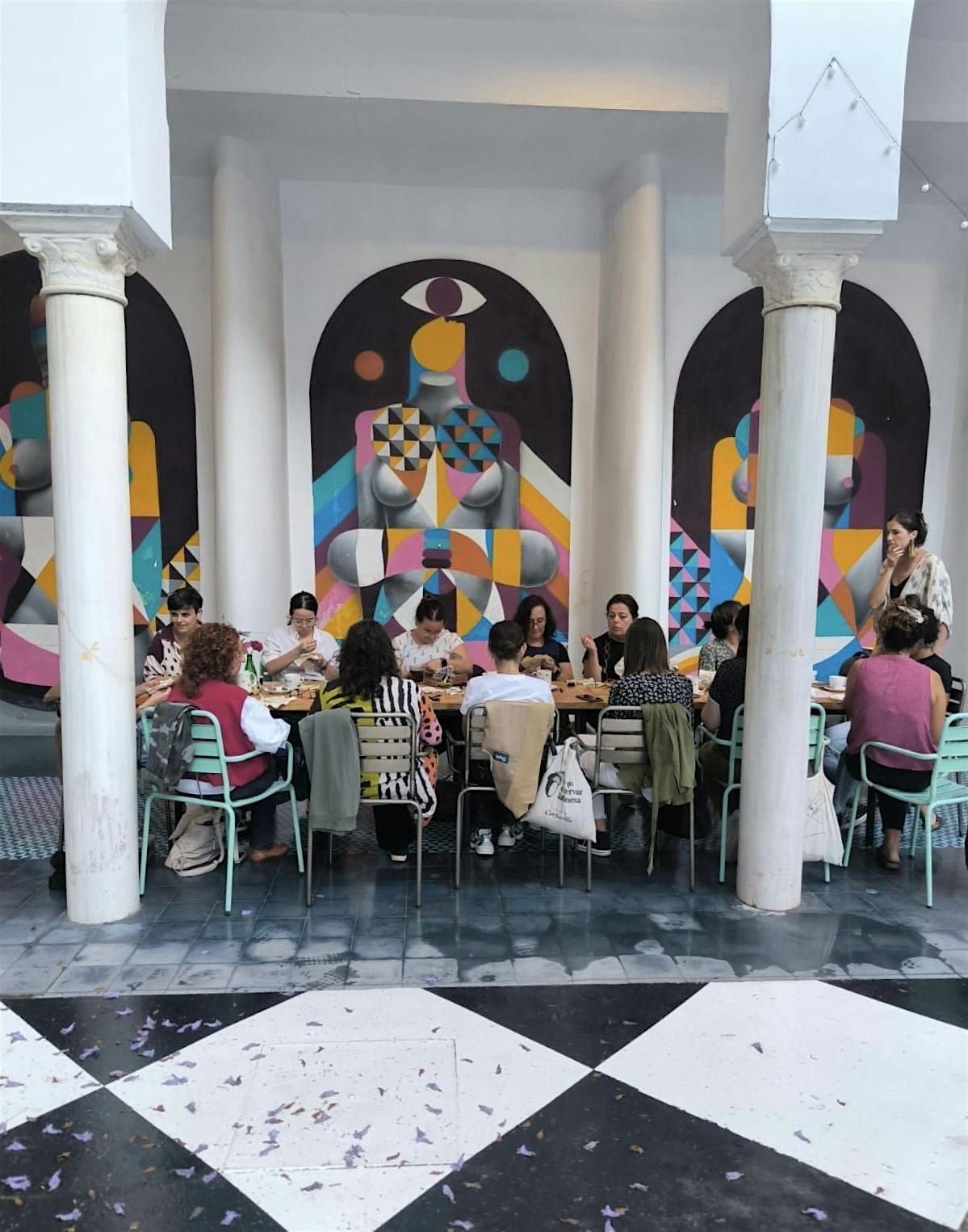 Un bordado, un caf\u00e9 (en CHIA Brunch & dreams)