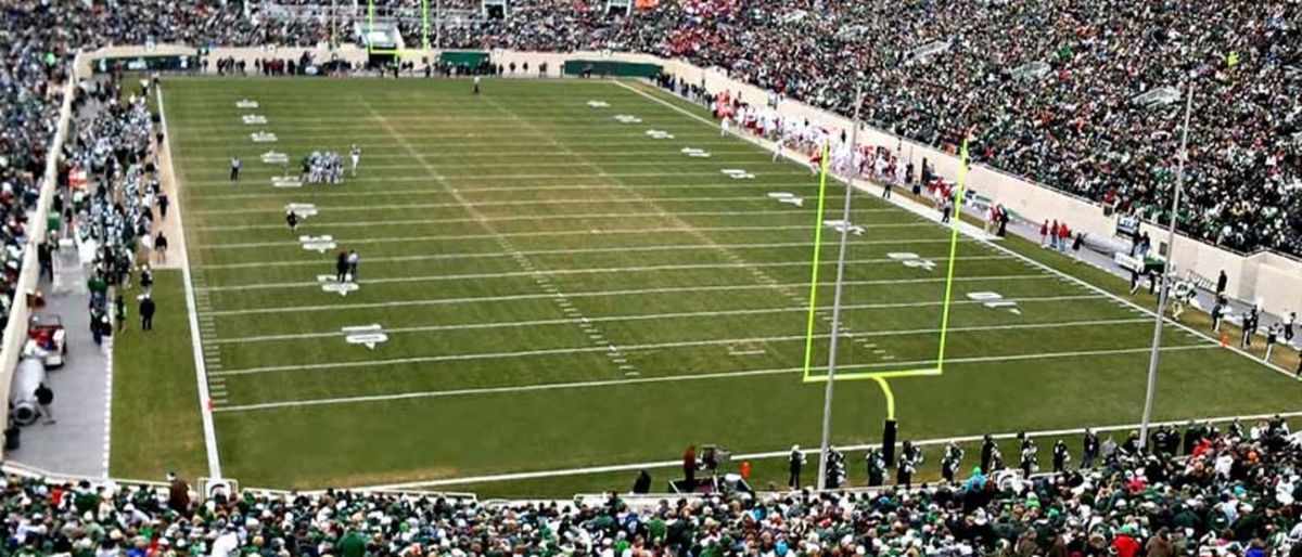 Washington Huskies at Michigan State Spartans Football at Spartan Stadium-MI
