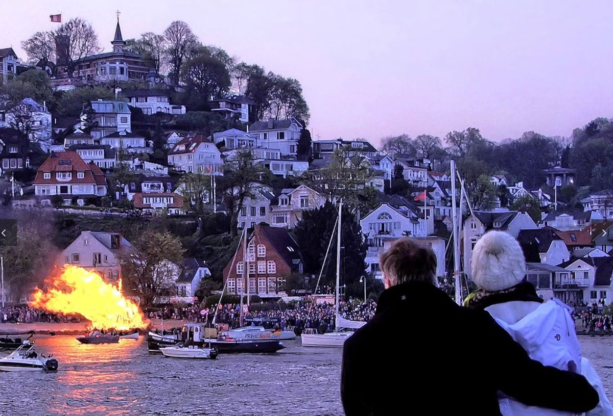 Gro\u00dfe Osterfeuer- und Lichterfahrt mit unserem Schaufelradschiff LOUISIANA STAR