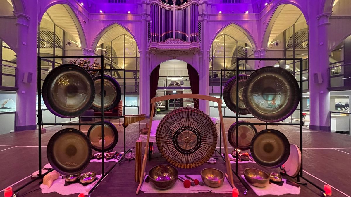 Sound bath in Amstelkerk