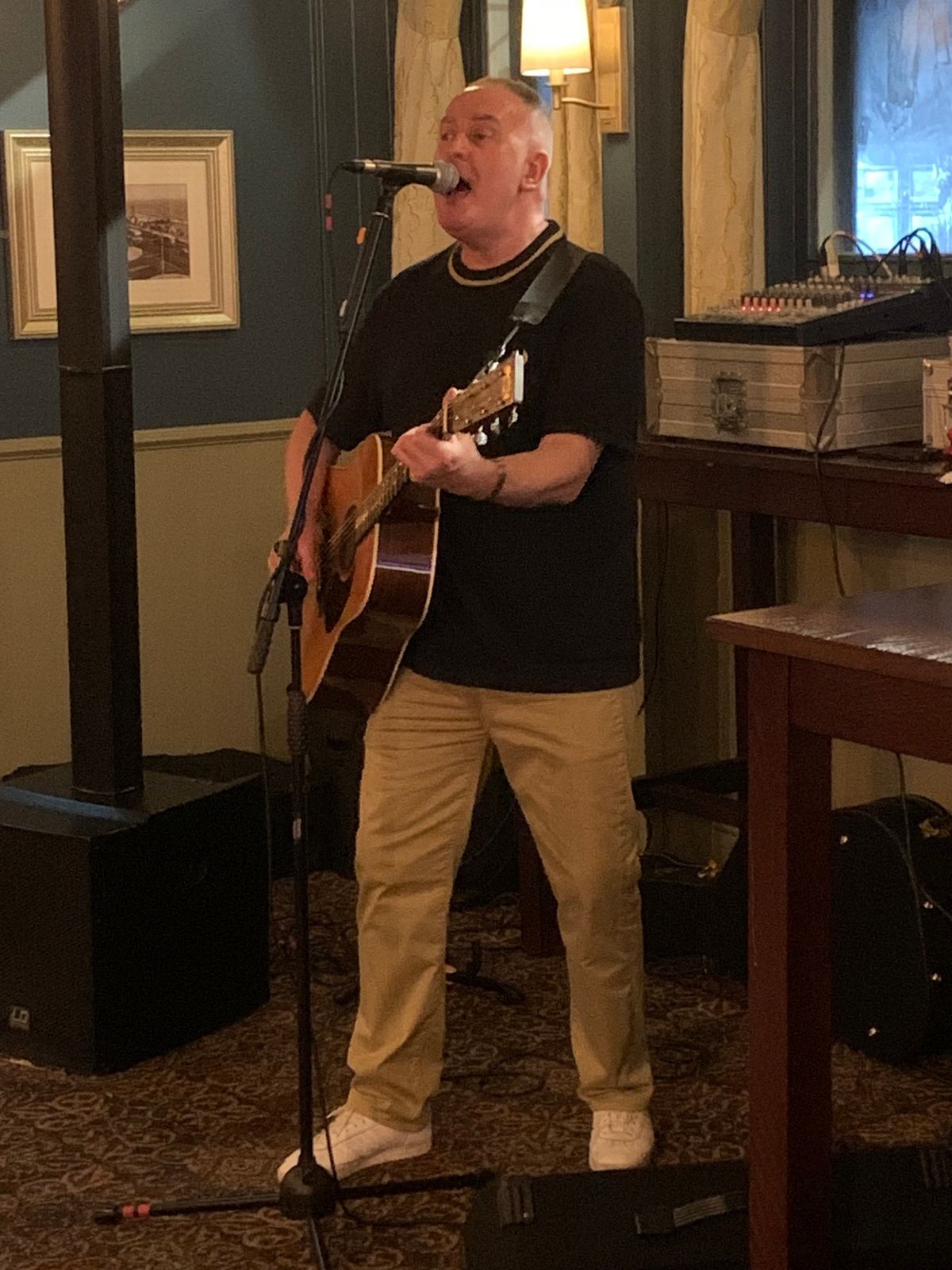 Dave Barrett live at the Queens Head